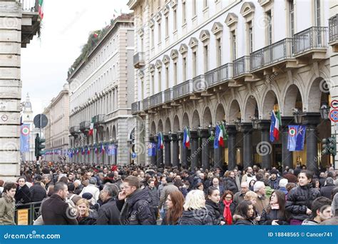 Italian Street Crowd Editorial Image - Image: 18848565