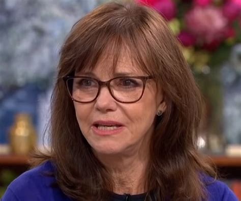 Sally Field Biography - Childhood, Life Achievements & Timeline