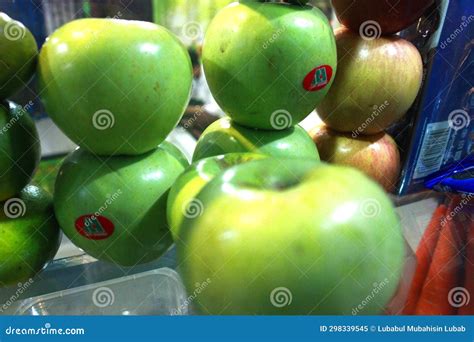 A Green Apple or Malus Domestica in a Glass Display Case Editorial Image - Image of antioxidant ...