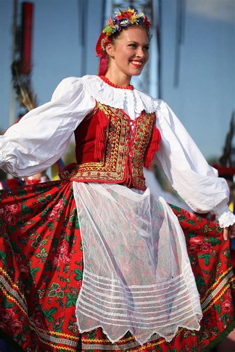 Polish Folk Costumes / Polskie stroje ludowe — Regional costume from Kraków, Poland [source ...