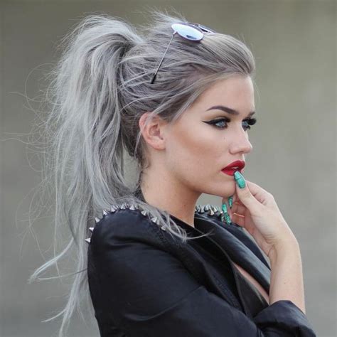 coloration cheveux gris cendré, nuance de gris, meche femme, ongles vertes, veste noire avec ...