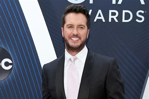 Luke Bryan to Host the 2021 CMA Awards Solo