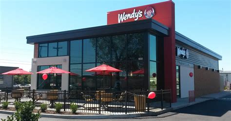 Wendy’s restaurant features ‘inviting, ultra-modern design’