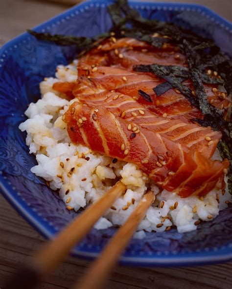 Chirashi : bowl of sushi rice and raw salmon - Chirashi : bol de riz à ...