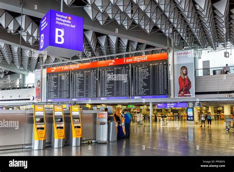 Frankfurt, Deutschland - 27. Mai 2018: Terminal 1 Halle B am Flughafen ...