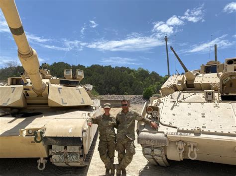 Soldier Becomes 1st Female Army Guard M1 Abrams Tank Master Gunner ...