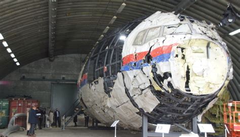 Traces of no other weapon than Russian Buk missile system found in MH17 ...