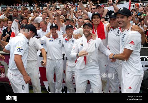 England celebrate winning the fifth Ashes Test at the Sydney Cricket ...