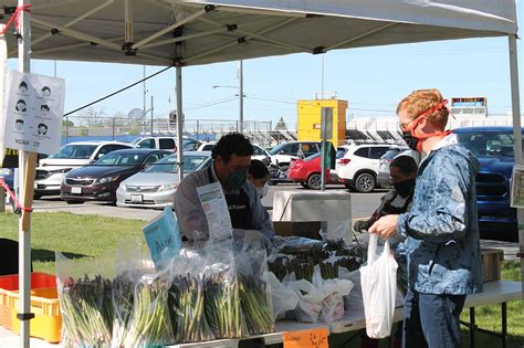 Enthusiastic opening for Moses Lake Farmers Market | Columbia Basin Herald