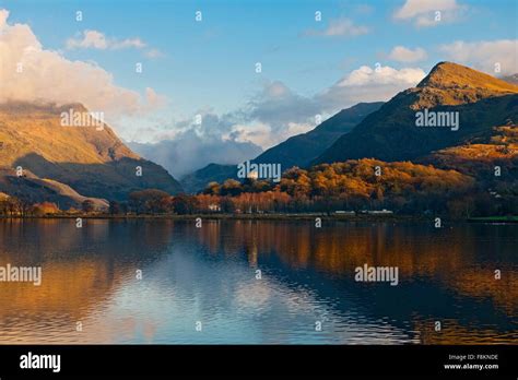 Llyn Padarn lake and mountains in autumn, Snowdonia, North Wales Stock ...