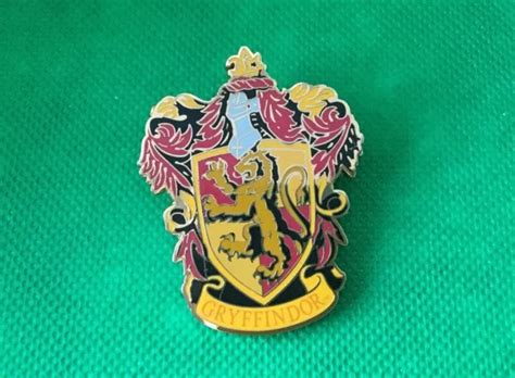 UNIVERSAL STUDIOS WIZARDING Harry Potter Gryffindor Crest Pin $12.62 - PicClick