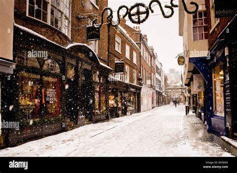 Shops in stonegate york stonegate hi-res stock photography and images - Alamy