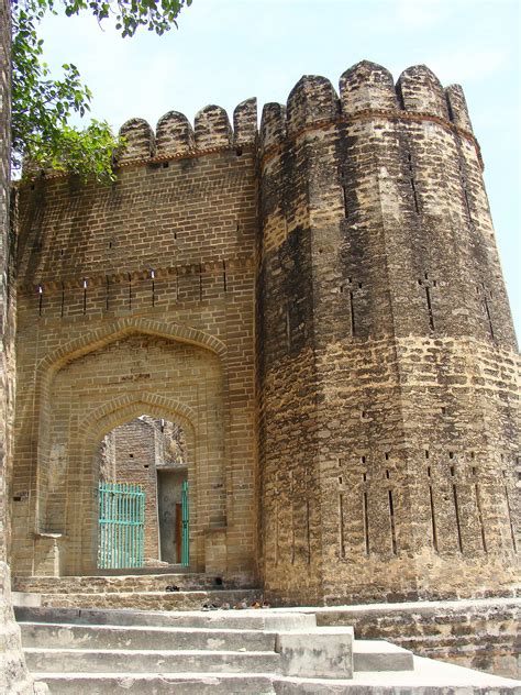 Sangni Fort: A remnant of the Mughal era - Multimedia - DAWN.COM