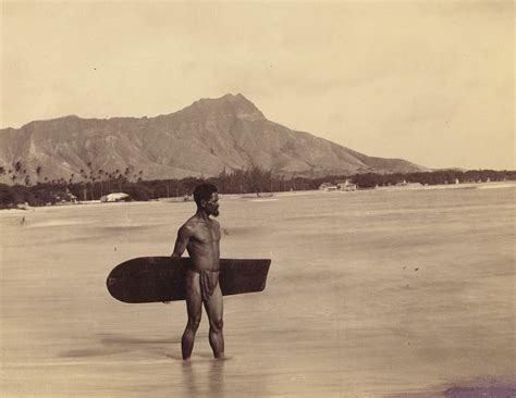 Waikiki Beach 1898... first known photograph of a surfer : r/OldSchoolCool