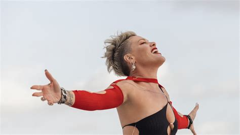 Pink teilt Video zum Titeltrack des Albums „Trustfall“