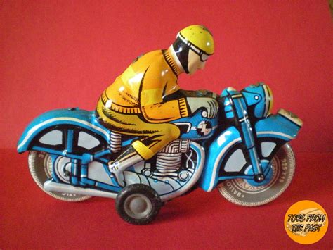 Toys from the Past: #210 LEMEZÁRUGYÁR BUDAPEST – LENDÜLET MOTORKERÉKPÁR (Around 1960)