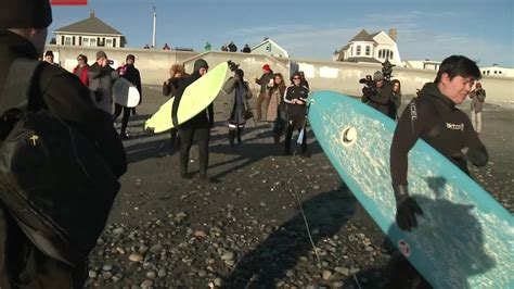 Presidential candidate Tulsi Gabbard goes surfing | KHON2