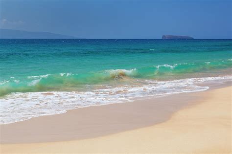 Makena Beach, Maui by Michaelutech