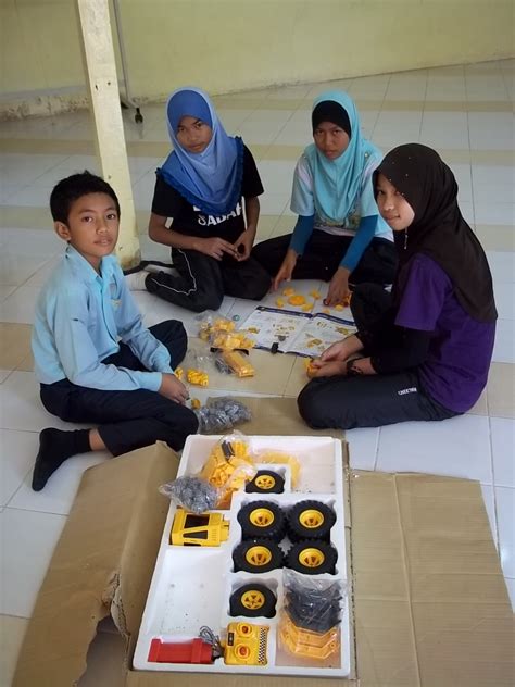 LoNgK@i_2U (*_*): Murid bermain permainan blok (LEGO)