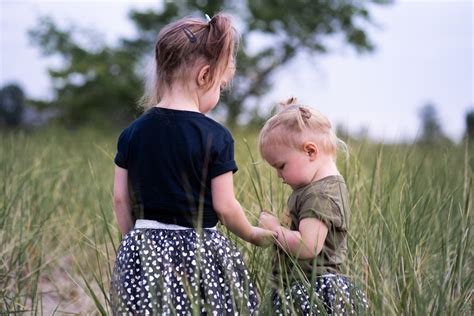 18 Sister Photoshoot Idea: Cute & Fun Sibling Pictures at Any Age