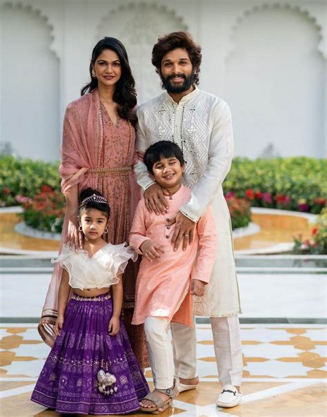 Allu Arjun family in traditional outfits at Niharika Konidela's wedding!