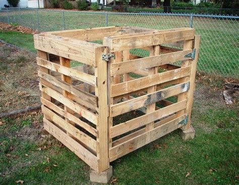 How to Build a Compost Bin out of Wooden Pallets