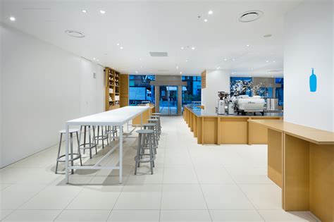 Blue Bottle Coffee Shinjuku Cafe / Schemata Architects | ArchDaily