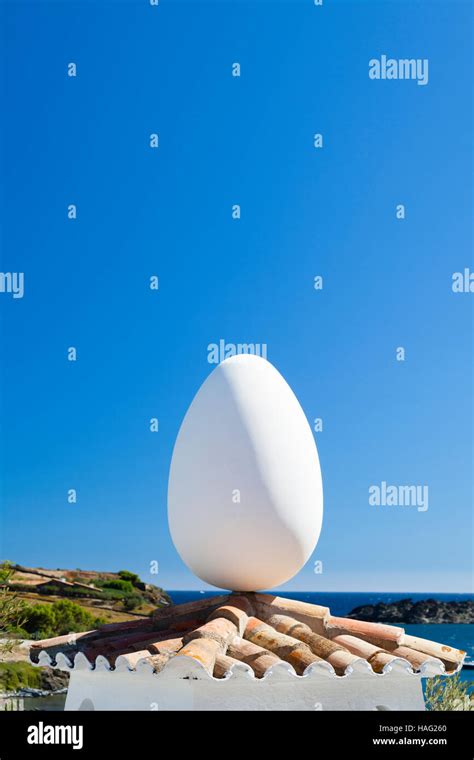 Giant egg sculpture hi-res stock photography and images - Alamy