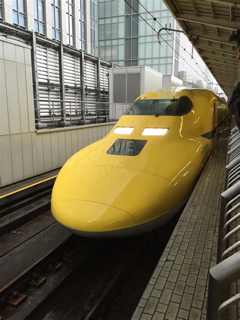 Yellow 700 series Shinkansen : trains