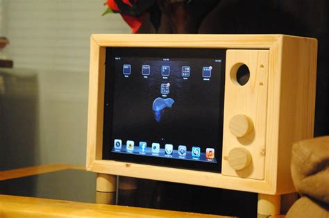 Handcrafted Retro TV Styled iPad Stand | Gadgetsin