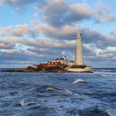 St Mary's lighthouse at high tide today : r/NewcastleUponTyne