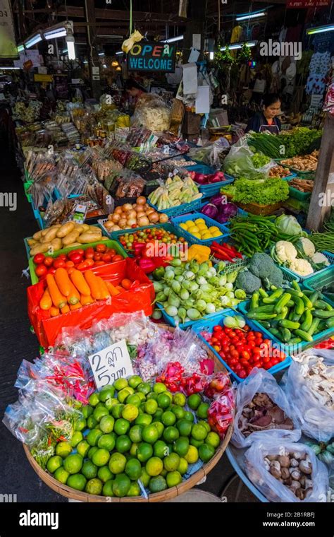 Market stall people shopping chiang mai thailand thai asia asian hi-res stock photography and ...