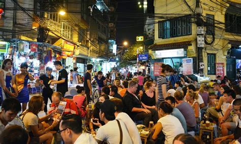 Bia hoi Corner (beer) in Old Quarter Hanoi Map | Famous drinks, Unique ...