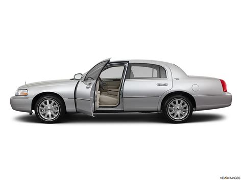 2011 Lincoln Town Car Executive L 4dr Sedan - Research - GrooveCar