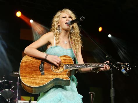 2006: Taylor Swift Released Her First Album | 2000s Pop-Culture Trends ...