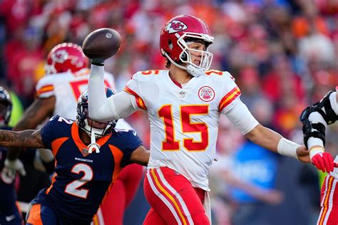 Chiefs victory over Broncos ends in heated scuffle, Mahomes throws three picks | Marca