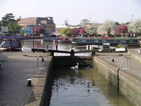 File:Stratford-upon-Avon Canal lock and boats 15a07.JPG - Wikipedia