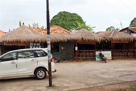 Makan Lesehan Kampung Kecil - Bukit Besar Palembang | JUTAAN POSTING