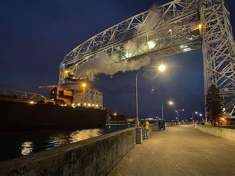 Premium Photo | Paul r tregurtha under the ariel lift bridge in duluth ...