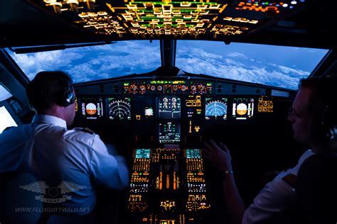 Approach to Cairo at night on an Airbus A321-200