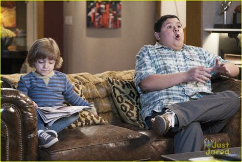 Manny & Joe Grab Some Couch Time on 'Modern Family' Tonight | Photo ...