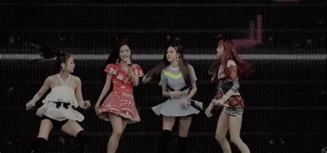 Jennie And Rosé, Rosé And Lisa, Animated Gif, Cool Gifs, Discover ...