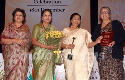 Asha Bhosle receiving award from Justice Gyan Sudha Misra and Justice ...