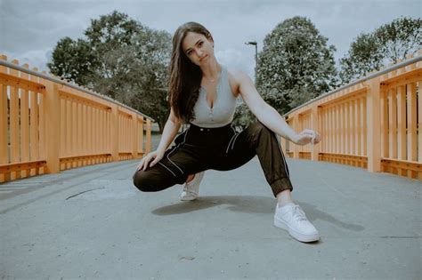 Lydia Singer drops a vibey remix of her “Tell Me” single feat. Connek