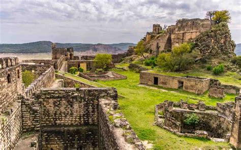 A Guide to Visiting Ramkot Fort in Azad Kashmir | Zameen Blog