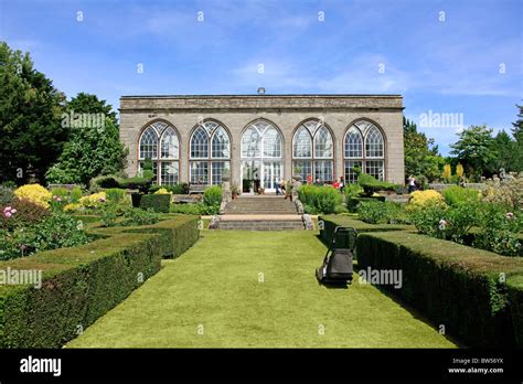 Warwick castle gardens hi-res stock photography and images - Alamy