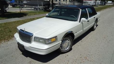 Buy used 1996 LINCOLN TOWN CAR SIGNATURE SERIES REAR WHEEL DRIVE BIG BODY NO RESERVE in Pompano ...