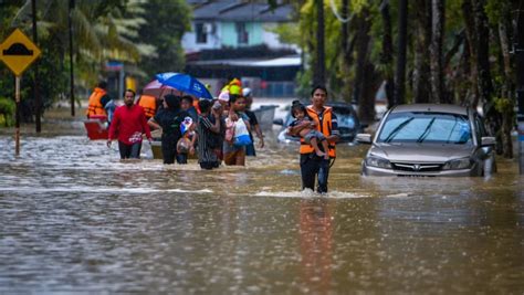 Malaysia floods: More than 27,000 evacuated as rain expected to ...