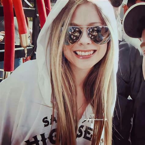 Pin by Grazi on Avril Lavigne ️‍🔥 | Sunglasses women, Women, Fashion