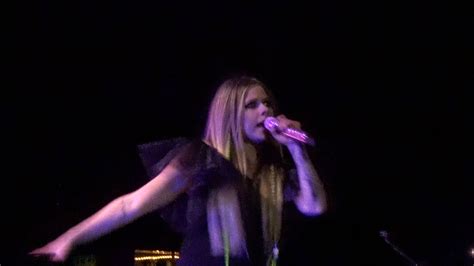 Avril Lavigne - Girlfriend (Live) - YouTube